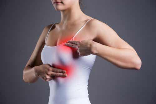 Une femme se palpant les seins.