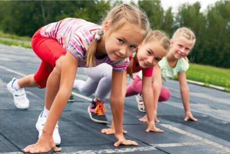 Des enfants qui font une course.