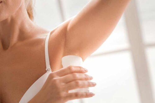Un déodorant sur une femme.