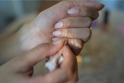 Du dissolvant sur les ongles.