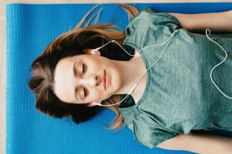 Femme qui écoute de la musique en dormant.