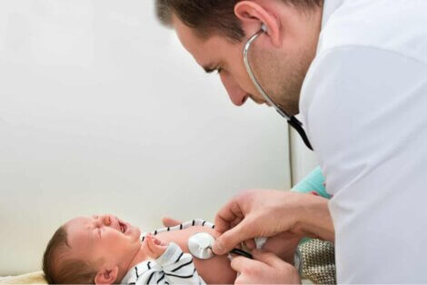Un pédiatre avec un bébé.