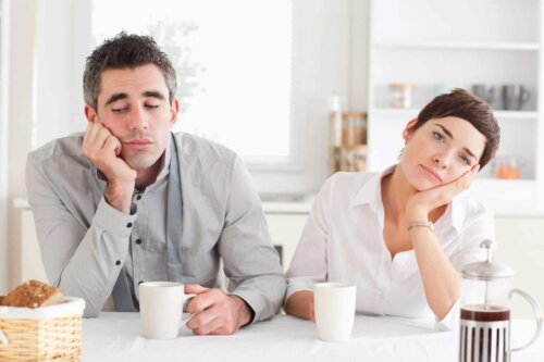 Un couple qui s'ennuie au petit déjeuner.
