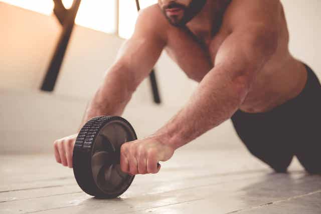 Un homme qui fait des abdominaux.