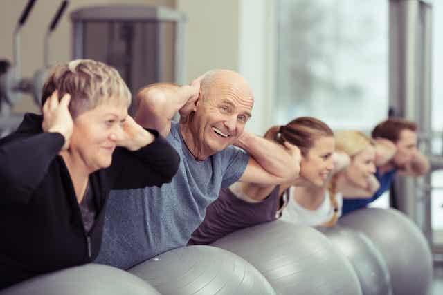 Des personnes âgées faisant du sport.