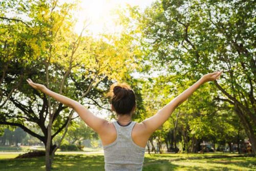 Une femme qui fait du sport en plein air. 