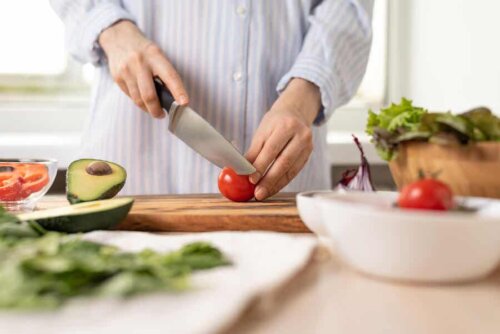 Préparation d'une salade de tomate et avocat. 