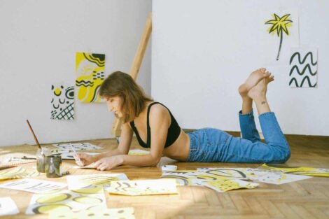 Une femme qui apprécie sa solitude.