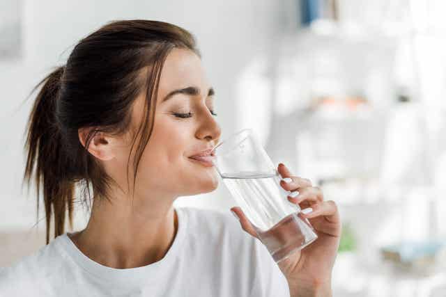 Une femme buvant de l'eau.