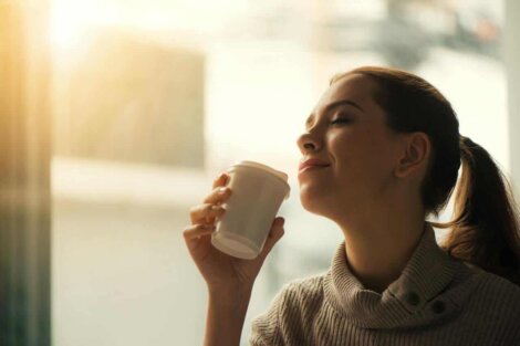 Une femme qui boit du café.