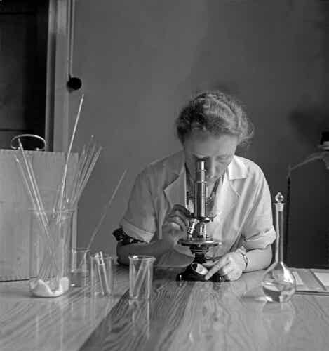 Une femme scientifique qui fait des recherches.