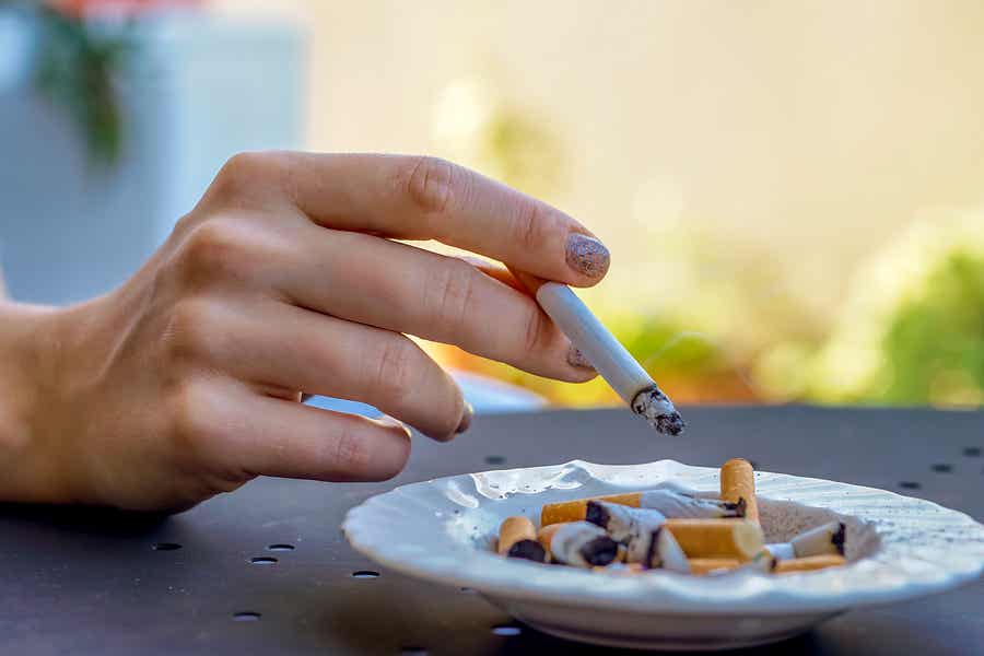 Une femme fumant une cigarette.