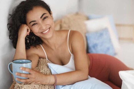 Une femme qui boit une infusion.