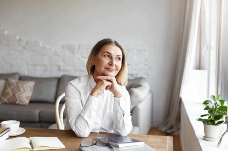 Une femme pensive.