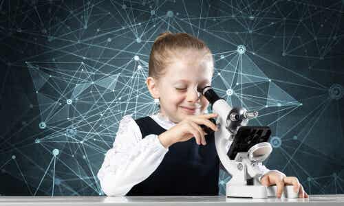 Une jeune fille qui regarde dans un microscope. 