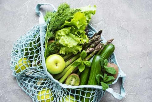 Mélange de fruits et légumes verts. 
