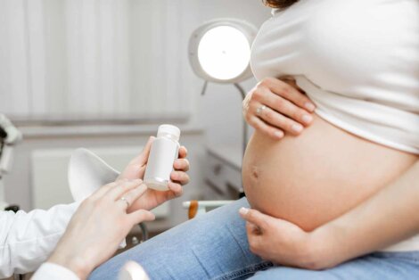 Une femme enceinte et un médicament.