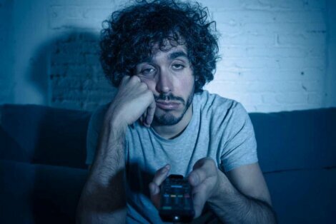 Un homme qui s'ennuie devant la télévision.