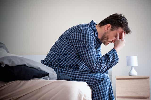 Un homme en pyjama.