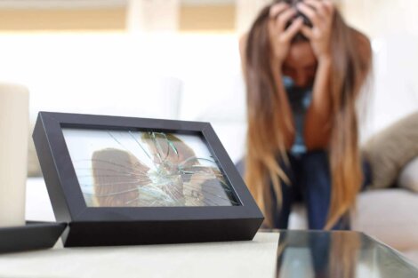 Une femme qui ne peut pas surmonter une infidélité.