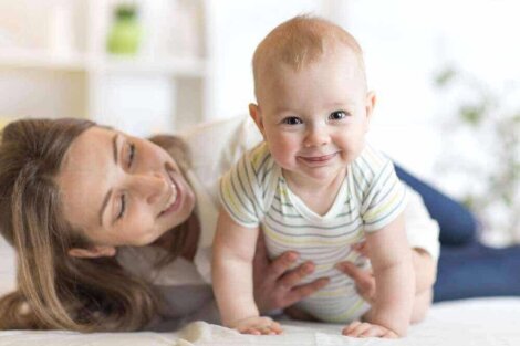 Une maman et son bébé.