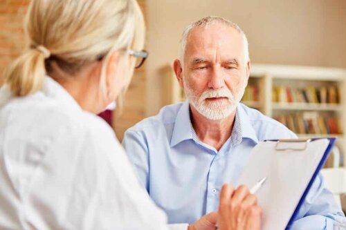 Un médecin avec son patient.