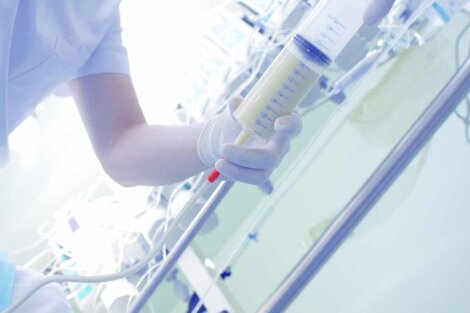 Un médecin qui surveille la nutrition artificielle.