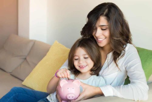 Une mère et sa fille font des économies.