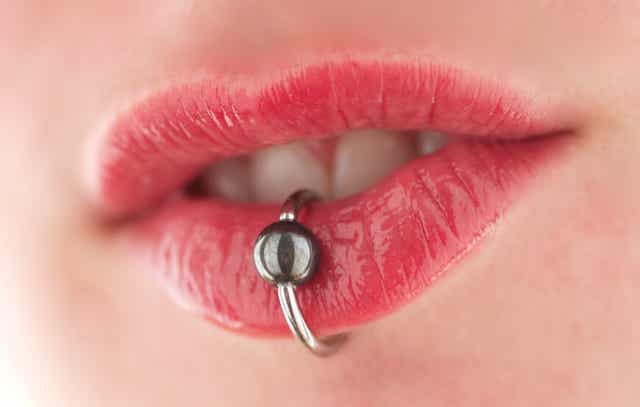 Un piercing à la lèvre.