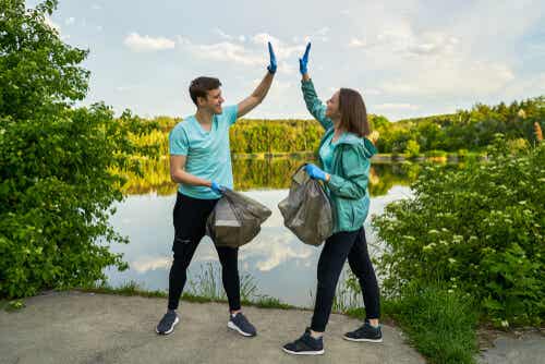 Un couple qui fait du plogging.