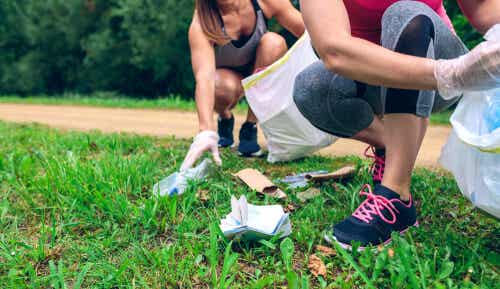 Des femmes qui font du plogging.