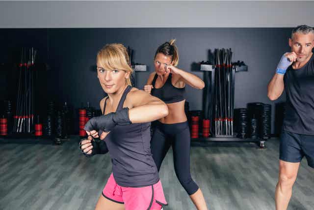 Des femmes faisant du fitboxing.