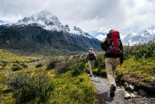 Un couple qui randonne en montagne. 