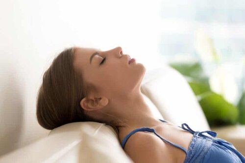 Une femme qui se détend.