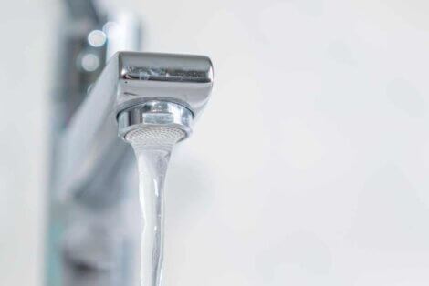 Un robinet qui fait couler de l'eau.