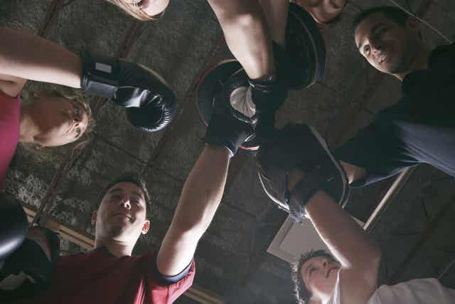 Faire de la boxe en salle de sport.