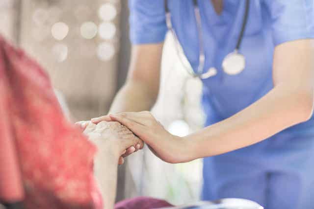 Une infirmière à domicile.
