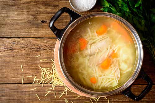 Une soupe de pâtes.