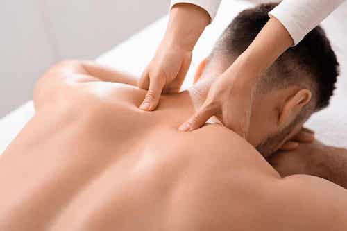 Technique du massage des tissus profonds.