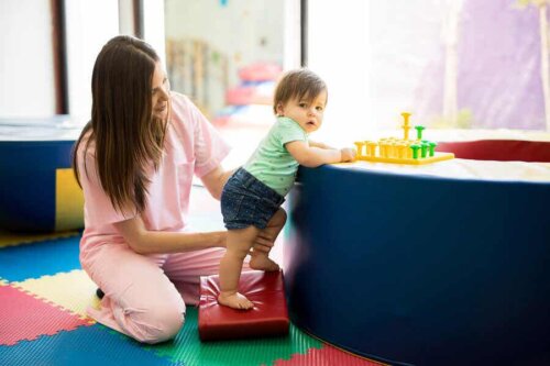 Un jeune enfant qui explore ses capacités motrices avec une adulte.