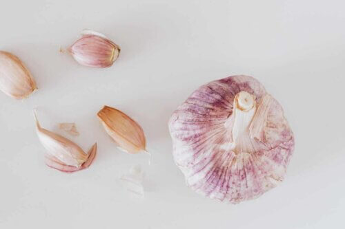 Des gousses d'ail.