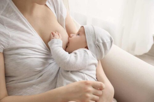Un bébé qui tète le sein de sa mère.