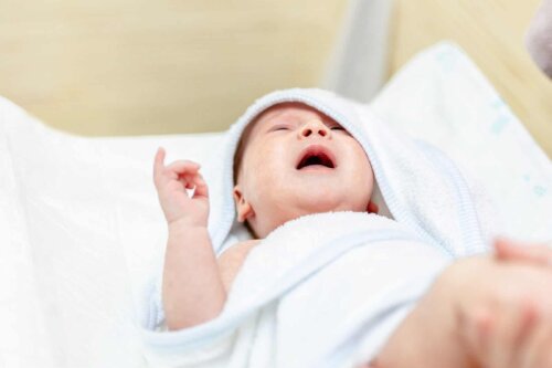 Un bébé qui pleure sur sa table à langer.