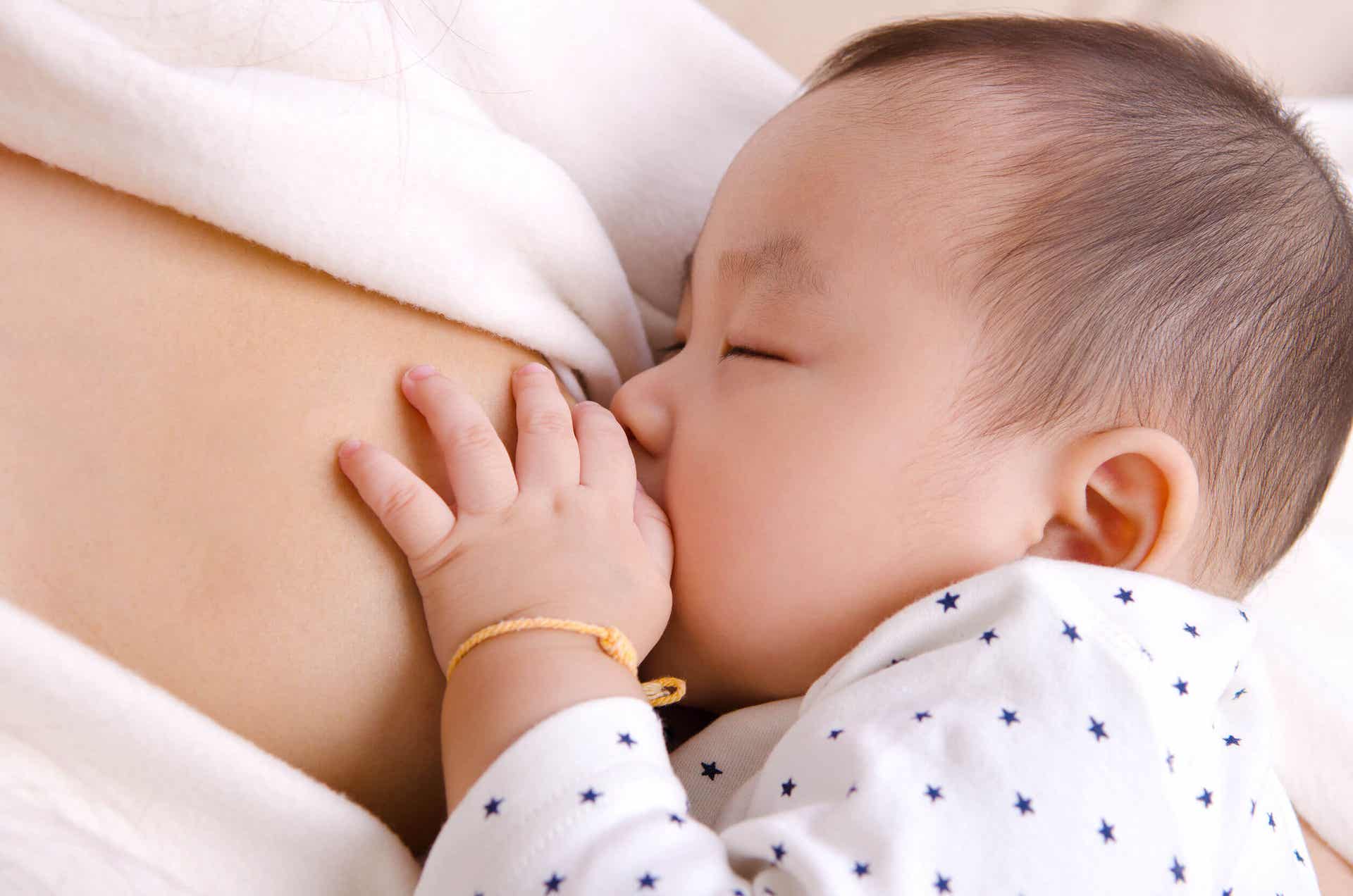 Un bébé qui tète.
