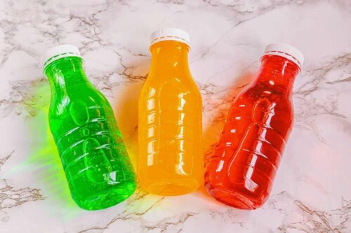 Trois bouteilles de couleur différente.
