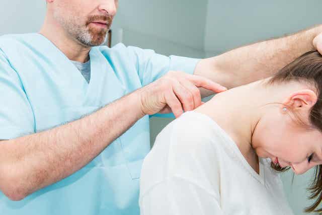 Une laminectomie cervicale.