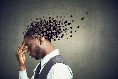 Image d'un homme avec le cerveau qui s'effrite. 