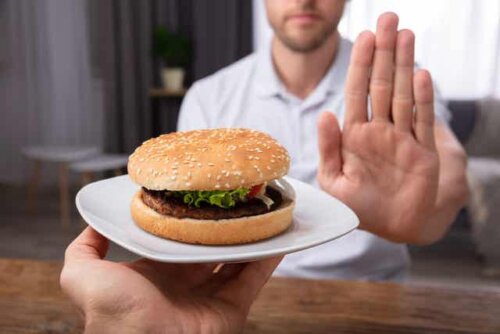 Un homme qui dit non à un hamburger.