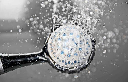 Un pommeau de douche.