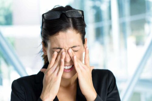 Des yeux irrités à cause d'une meibomite.